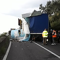 Autoarticolato si ribalta ad Erchie, circolazione ripristinata /FOTO