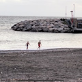 Bagno di fine autunno a Maiori, due giovani si tuffano al tramonto /foto /video 