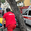 Incidente a Maiori: auto frena bruscamente, scooter finisce sull'asfalto /FOTO