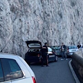 Incidente a Maiori, scontro fra due auto nei pressi del cimitero / FOTO 