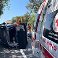 Incidente a Maiori sulla Statale 163: auto si ribalta, centauro in ospedale /FOTO