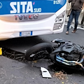 Incidente mortale ad Erchie, centauro finisce sotto bus e perde la vita 