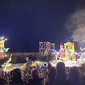 La sfilata dei carri di Carnevale colora le strade di Maiori. Al porto applauso in ricordo di Roberto Di Martino 