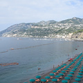 Maiori, spiaggia libera attrezzata: attivato servizio noleggio lettini / TARIFFE