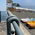 Maiori, spiaggia libera attrezzata gestita dal Comune priva di bagnino. Ruggiero: «Sembra una barzelletta ma è realtà»