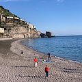 Sabato soleggiato in Costa d’Amalfi, c’è chi sceglie la spiaggia per una passeggiata rigenerante o un tuffo