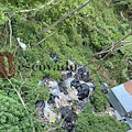 Sacchi di rifiuti lanciati sotto la Statale "Amalfitana": discarica a cielo aperto minaccia l'ambiente ad Erchie /VIDEO