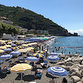 Spiagge, a Maiori weekend col pienone ma tutto tranquillo. Vigili: «Non abbiamo elevato nessuna sanzione»