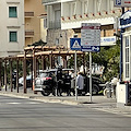 Week end con traffico intenso in Costa d'Amalfi. A Maiori Suv scambia pavimentazione marciapiede per strisce bianche /Foto