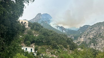 Costiera Amalfitana nella morsa dei piromani: nuovo incendio a Erchie, frazione di Maiori