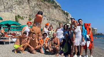 "I Flintstones" invadono la spiaggia di Maiori: sono i partecipanti della Caccia al Tesoro di Tramonti /FOTO