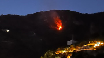 Incendio a Maiori, fiamme in località Timbone: intervento tempestivo di Vigili del Fuoco e Protezione Civile