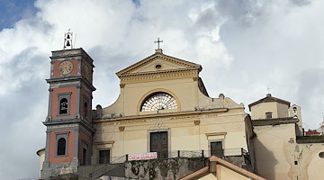 L’orologio del campanile di Maiori bloccato: i cittadini chiedono il ripristino