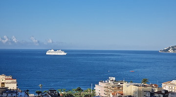 La nuovissima "Vista" di Oceania Cruises approda in Costiera Amalfitana