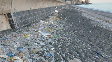 Maiori, 8 marzo "The Greeners" al lavoro per ripulire la spiaggia dai coriandoli