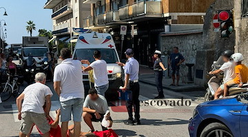 Maiori, incidente su Via Nuova Chiunzi: coinvolti auto e scooter /FOTO