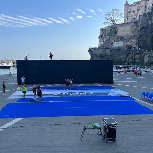 Il palco al Porto Turistico di Maiori