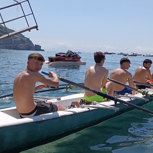 Gli studenti di Avellino a lezione di canoa a Maiori